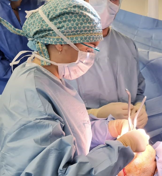 Dr Flora Jullian en intervention chirurgicale au GHRMSA Mulhouse